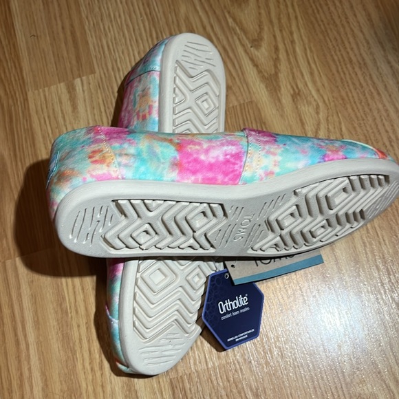 Tom’s shoes, new with tag. size 8 tie-dye - Picture 3 of 3